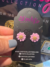 Load image into Gallery viewer, Mini Flower Resin Earrings
