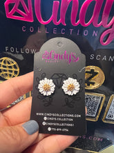 Load image into Gallery viewer, Mini Flower Resin Earrings
