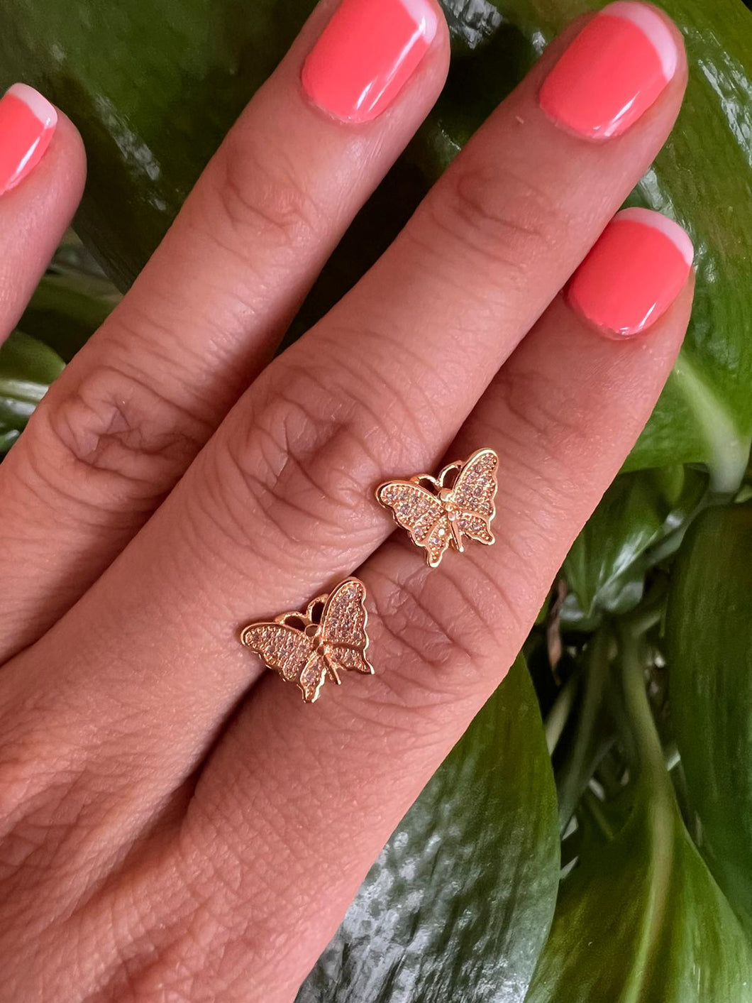 Aretes enchapados en oro de mariposas