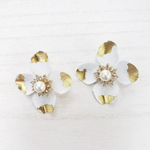 WHITE GLAM FLOWER EARRINGS