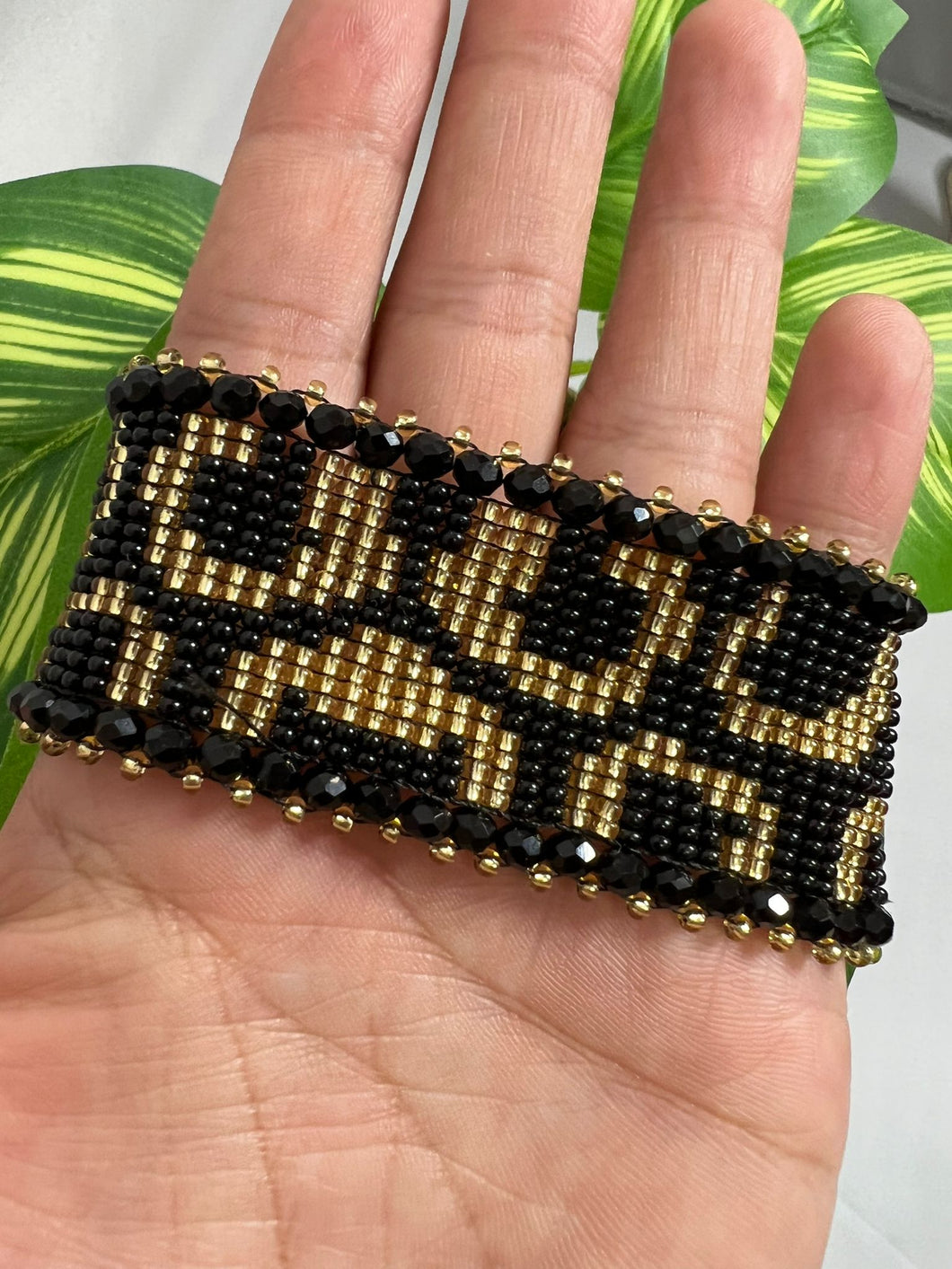 Animal Print Gold and Black Hecho con amor pulsera corazones