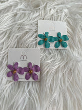 Cargar imagen en el visor de la galería, 05 - BAZAR - SPRING 23 LIGHT BLUE FLOWER EARRINGS
