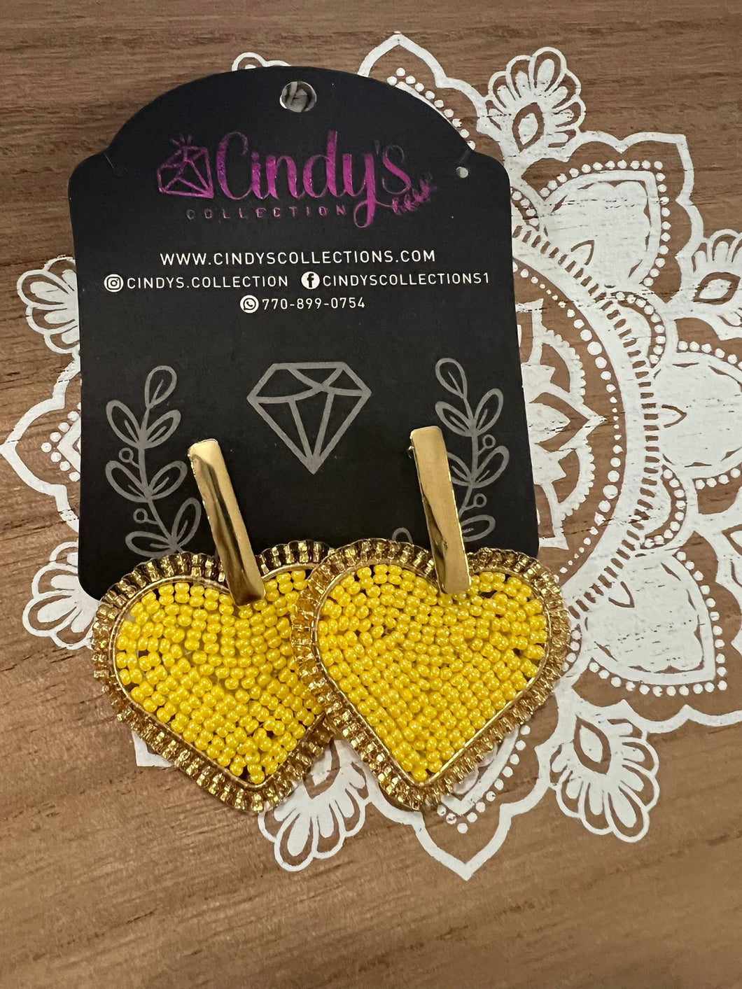 Collection Mi Tierra Hechos a Mano Aretes tejidos de corazon tono amarillo