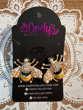 Cargar imagen en el visor de la galería, Bee Fashion Rhinestone Studs
