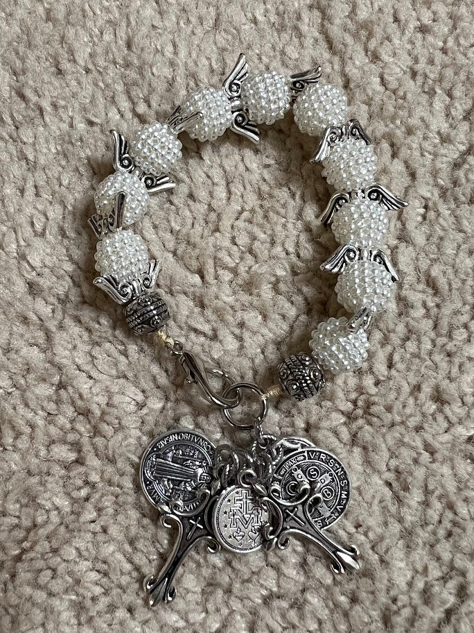 Bracelet en piedra blanca con dijes religiosos (Producto Colombiano)